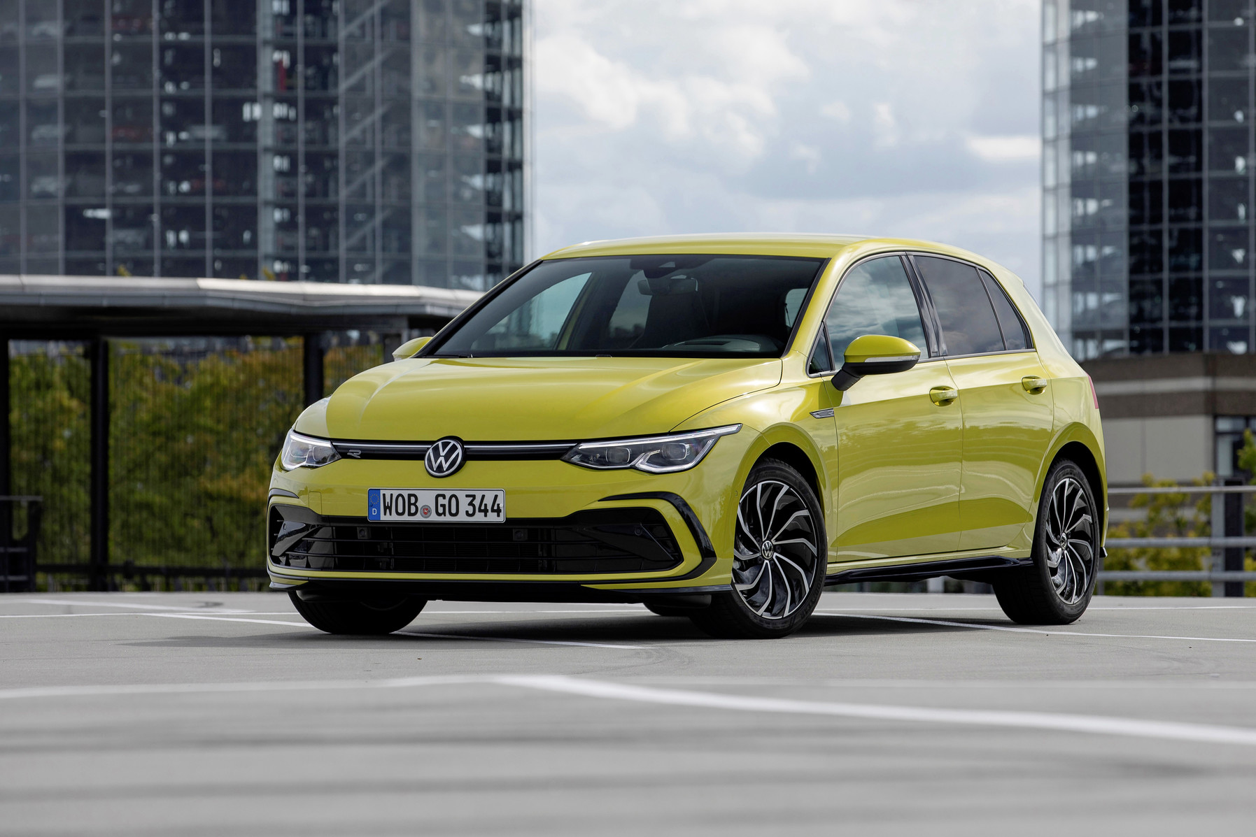 Ein gelber VW Golf 1.5 eTSI steht auf einem Parkdeck.