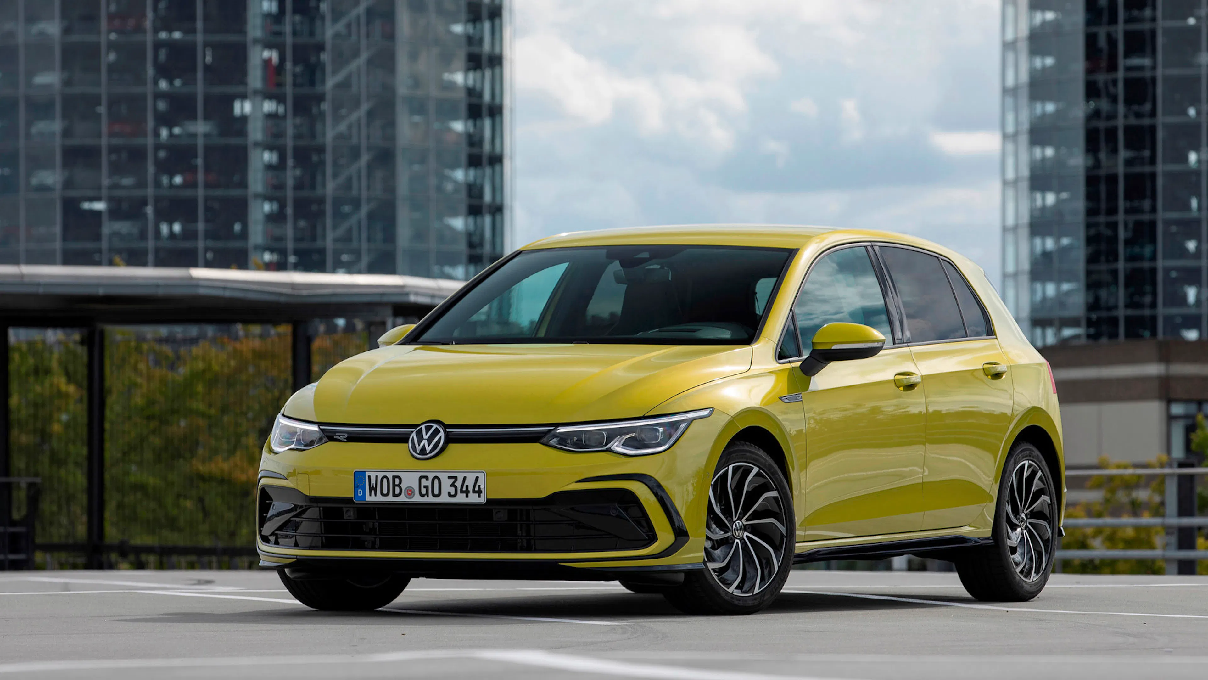 Ein gelber VW Golf 1.5 eTSI steht auf einem Parkdeck.