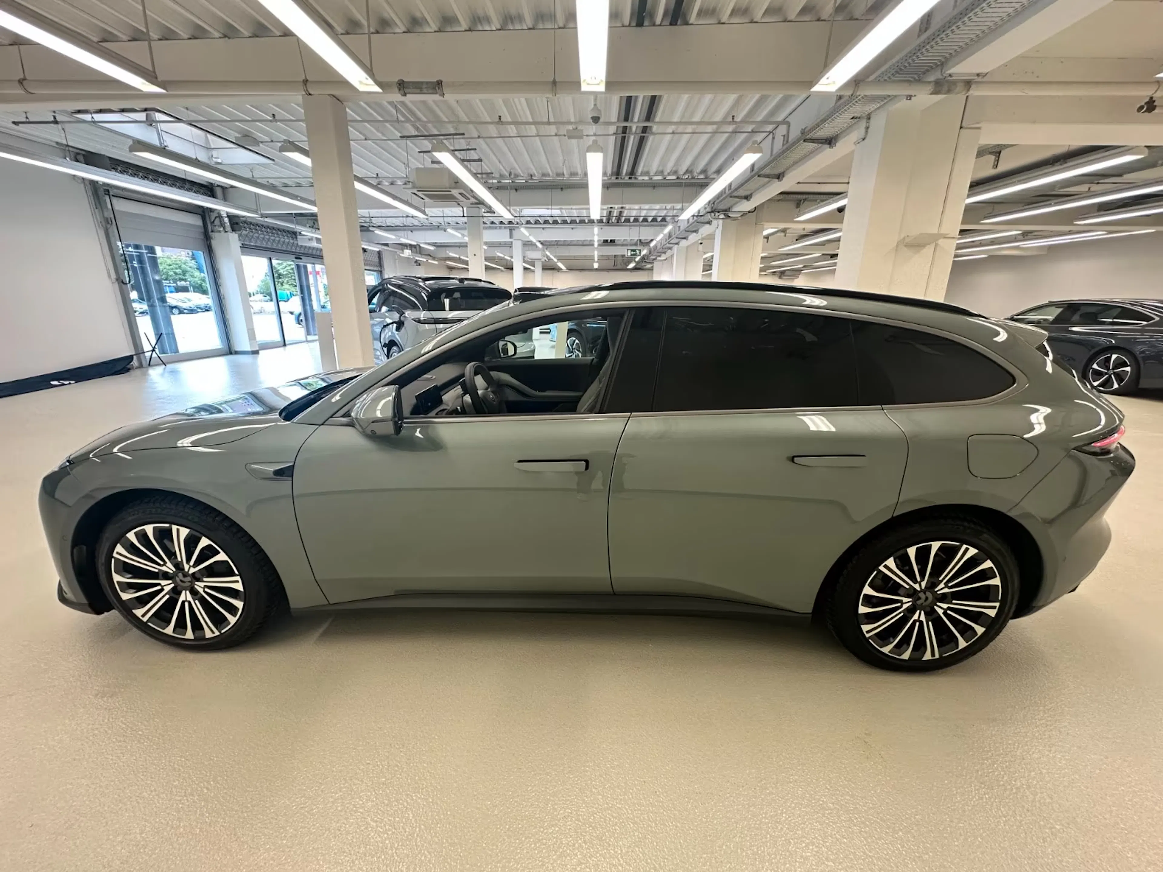 Ein Nio ET5 steht in einer Verkaufshalle.