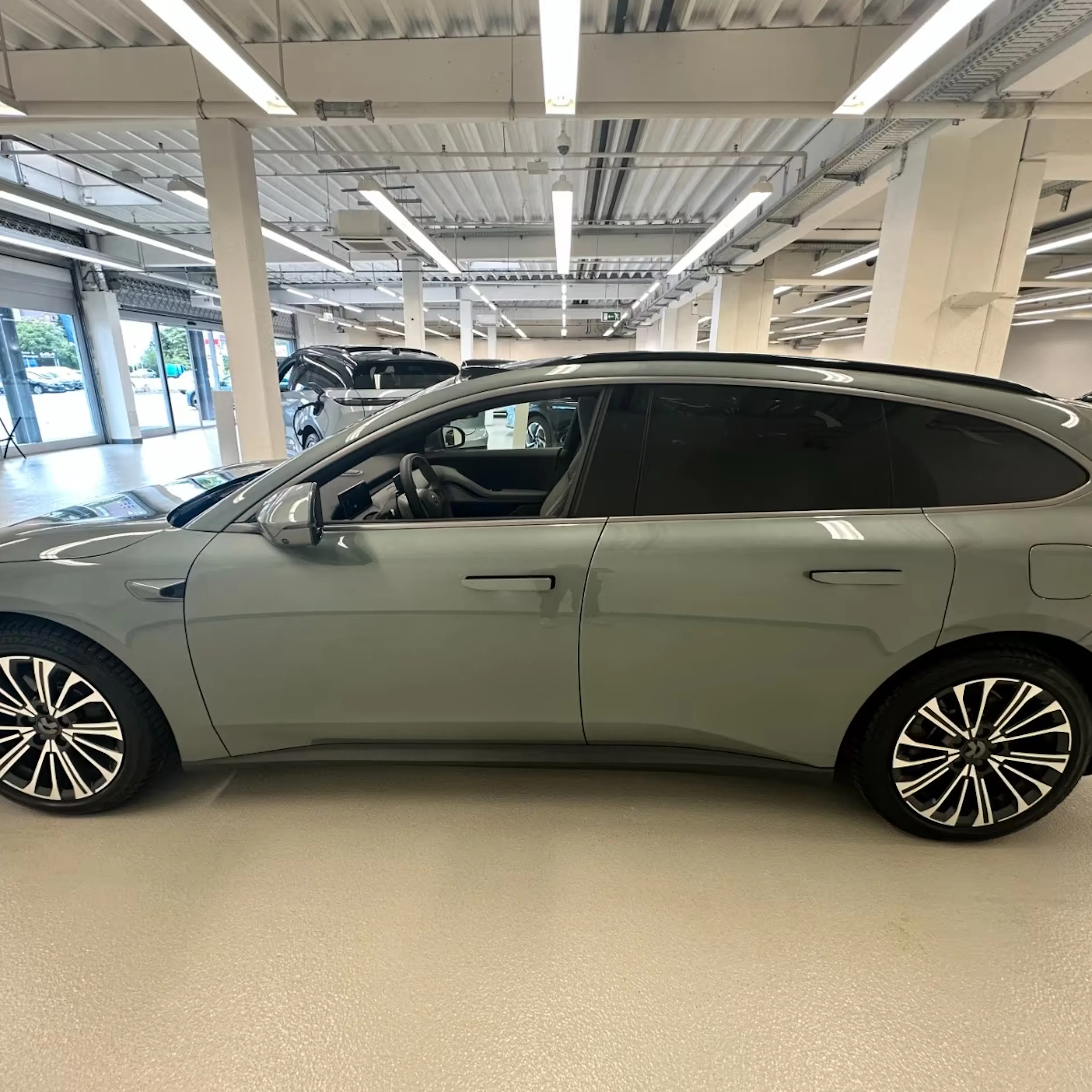 Ein Nio ET5 steht in einer Verkaufshalle.