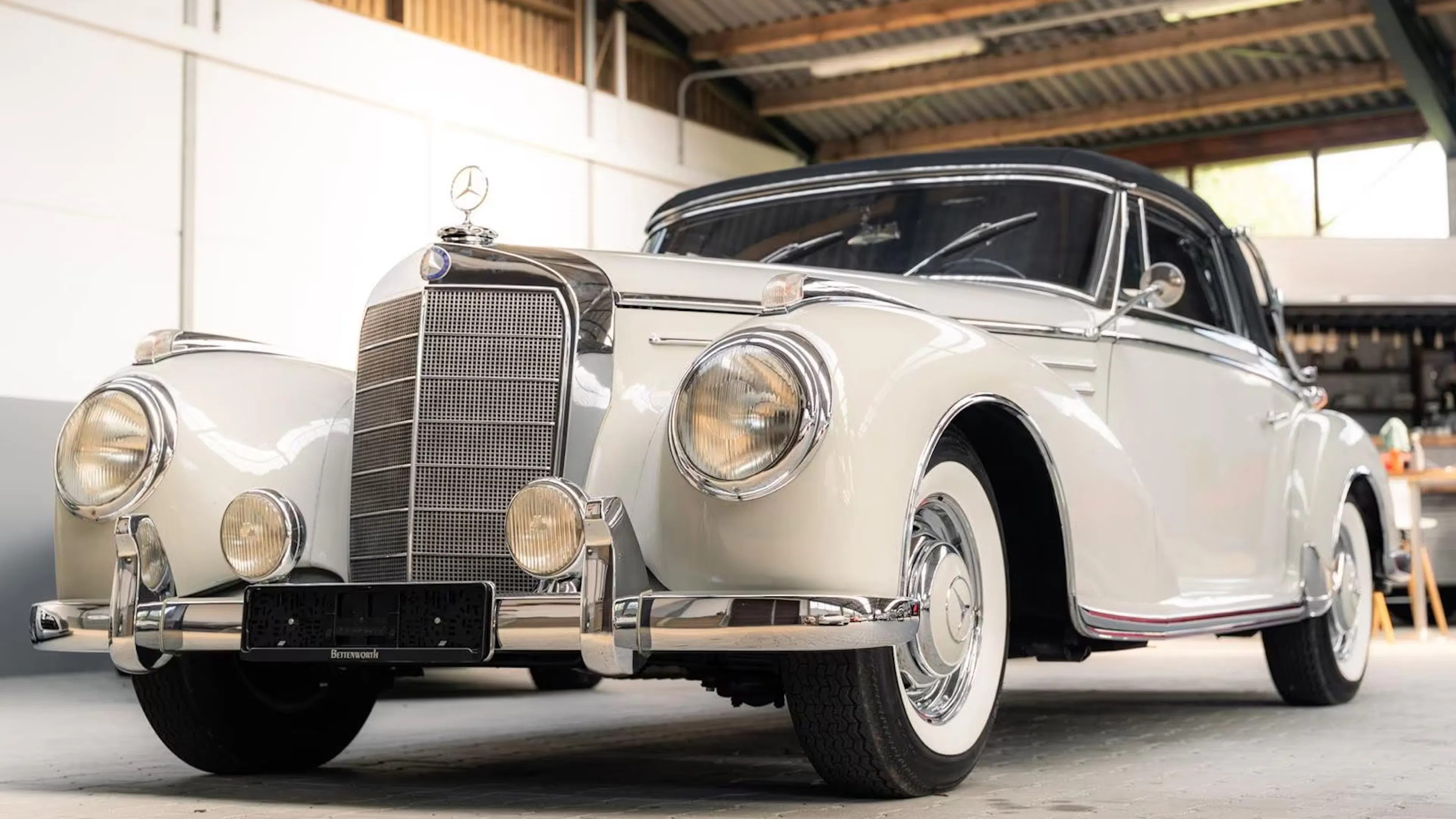 Ein perlgrauer Mercedes Benz 300 Sc.