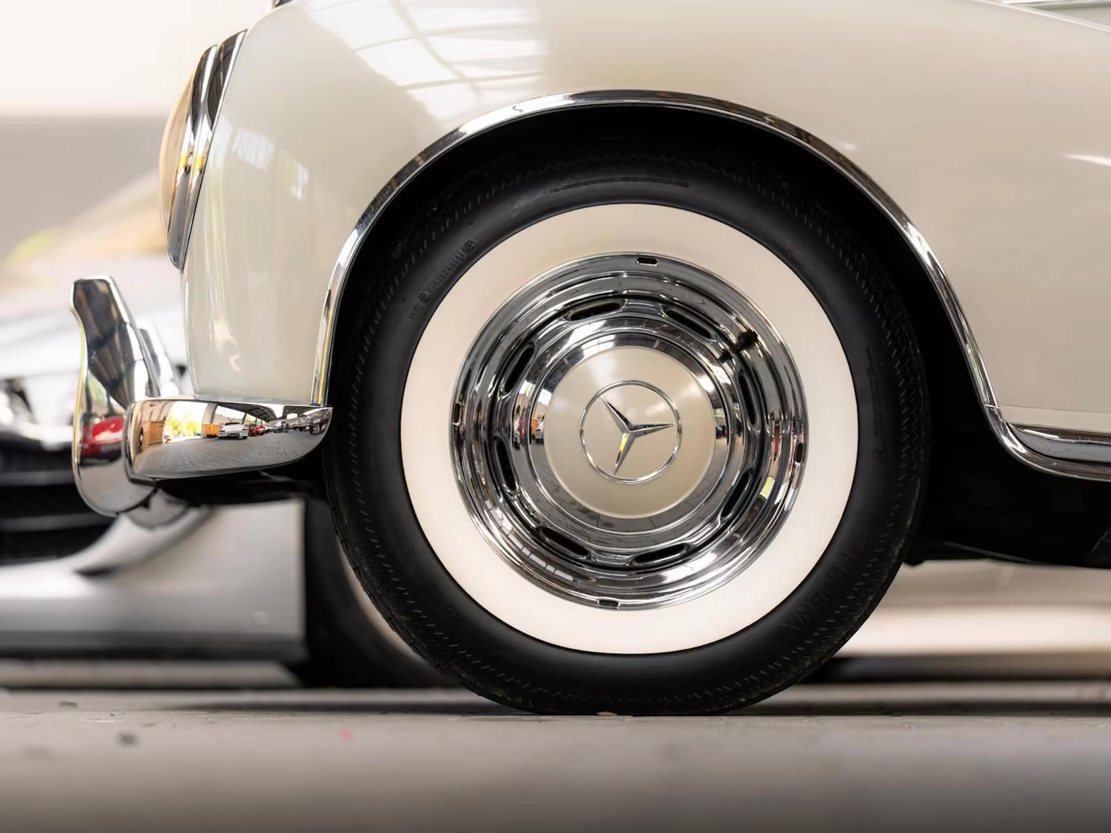 Originalgetreue Weißwandreifen mit verchromten Radkappen am Mercedes-Benz 300 Sc.