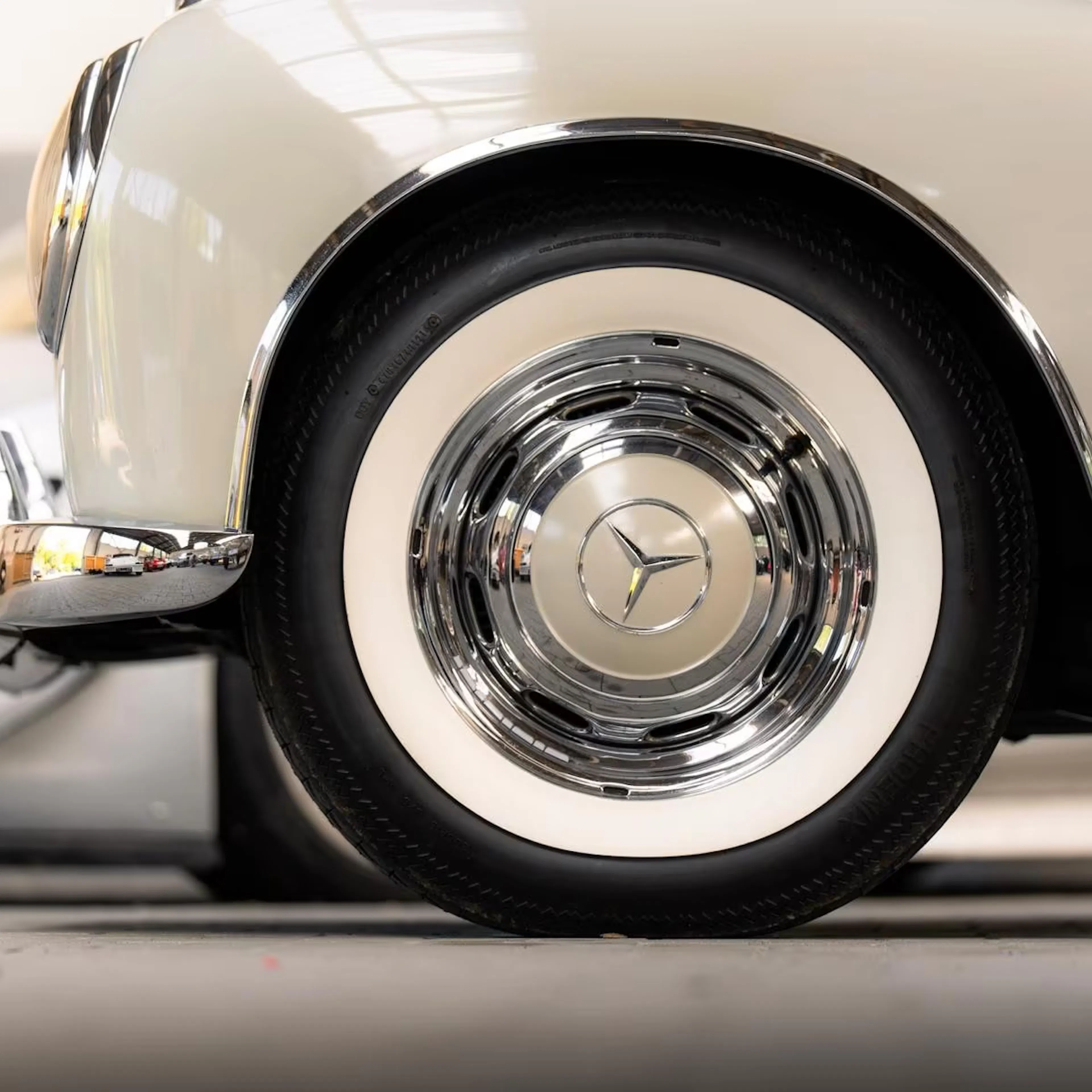 Originalgetreue Weißwandreifen mit verchromten Radkappen am Mercedes-Benz 300 Sc.