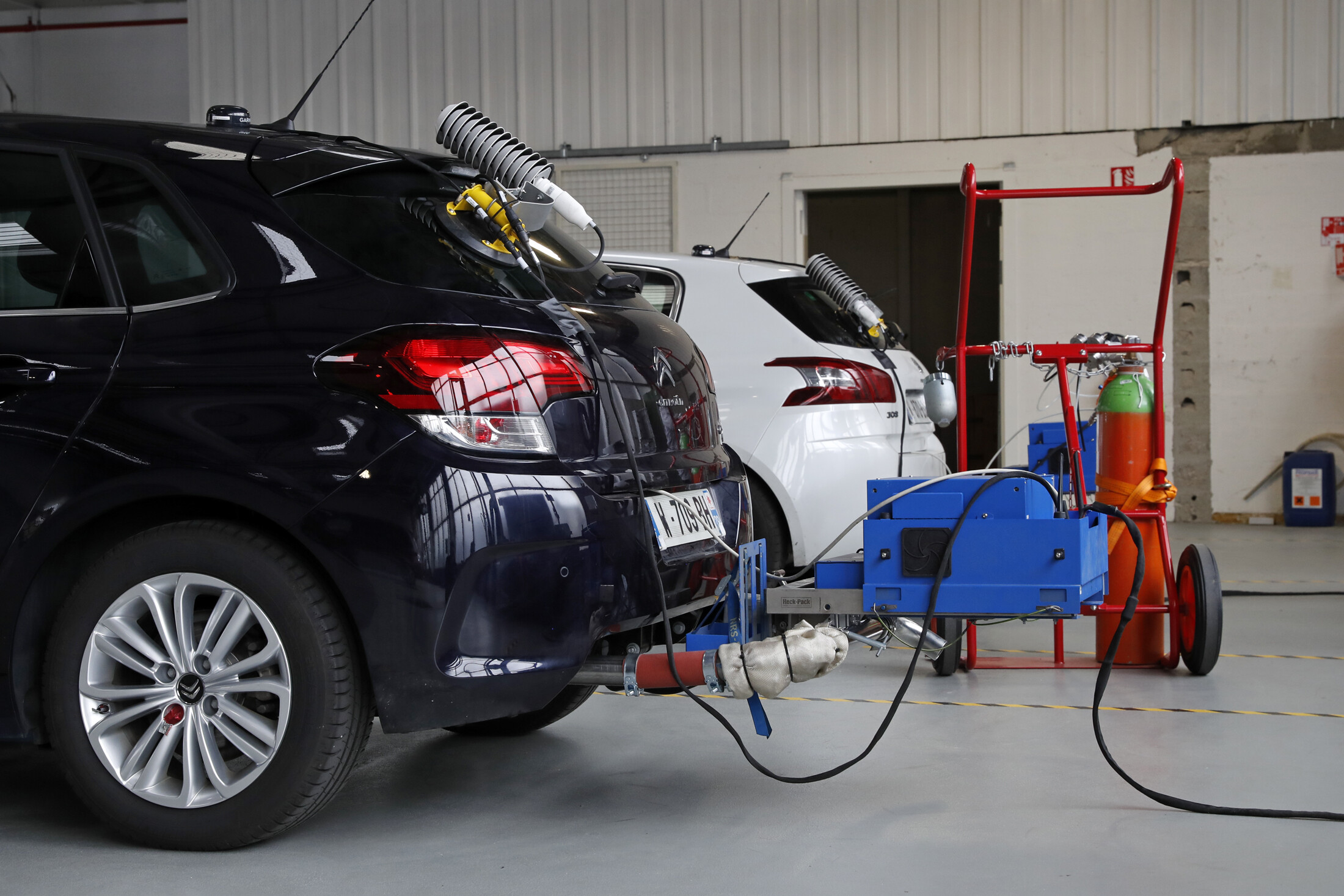 An einem Citroen C4 ist ein tragbares Emissionsmesssystem (PEMS) angebracht. 