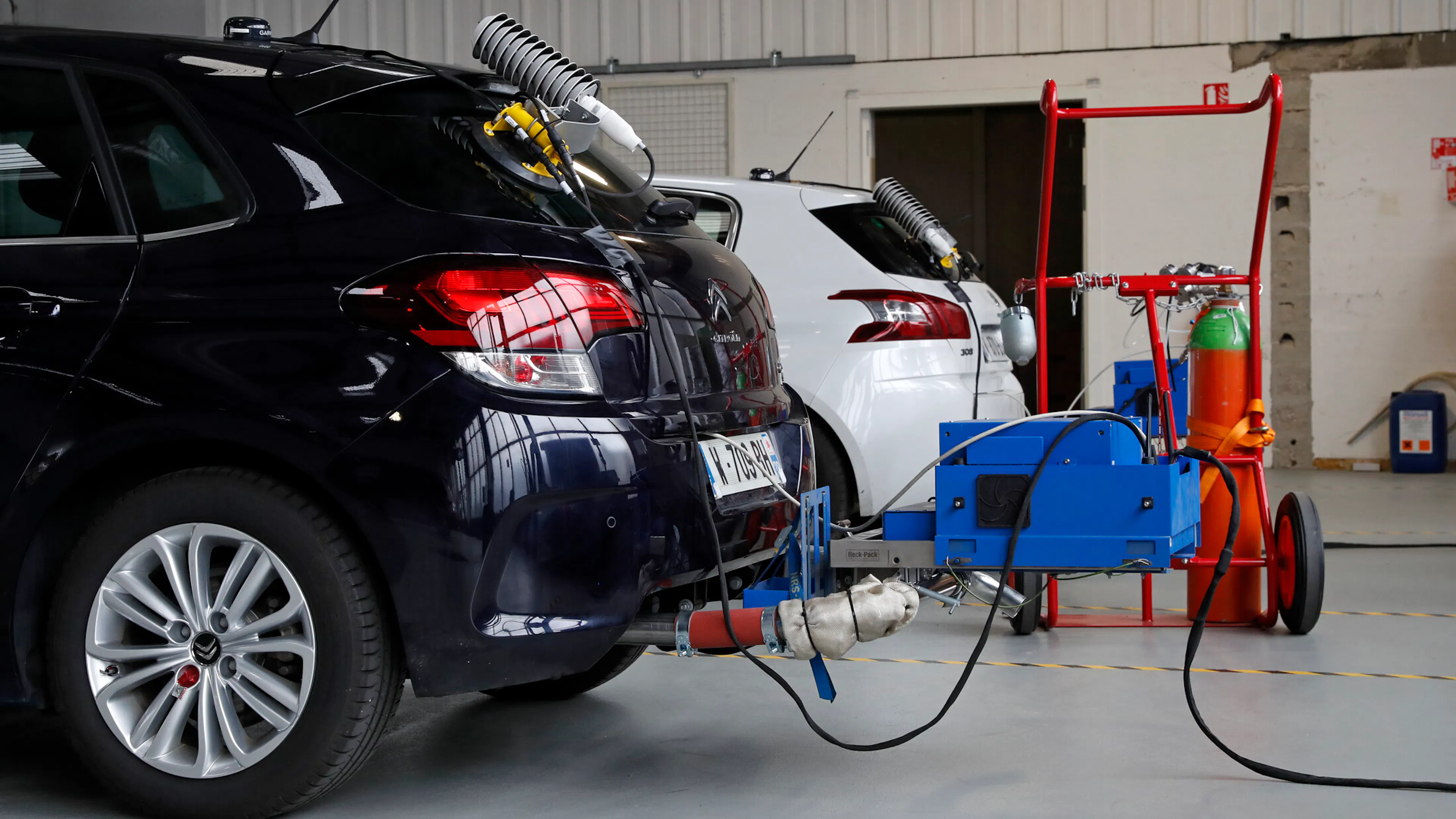 An einem Citroen C4 ist ein tragbares Emissionsmesssystem (PEMS) angebracht.