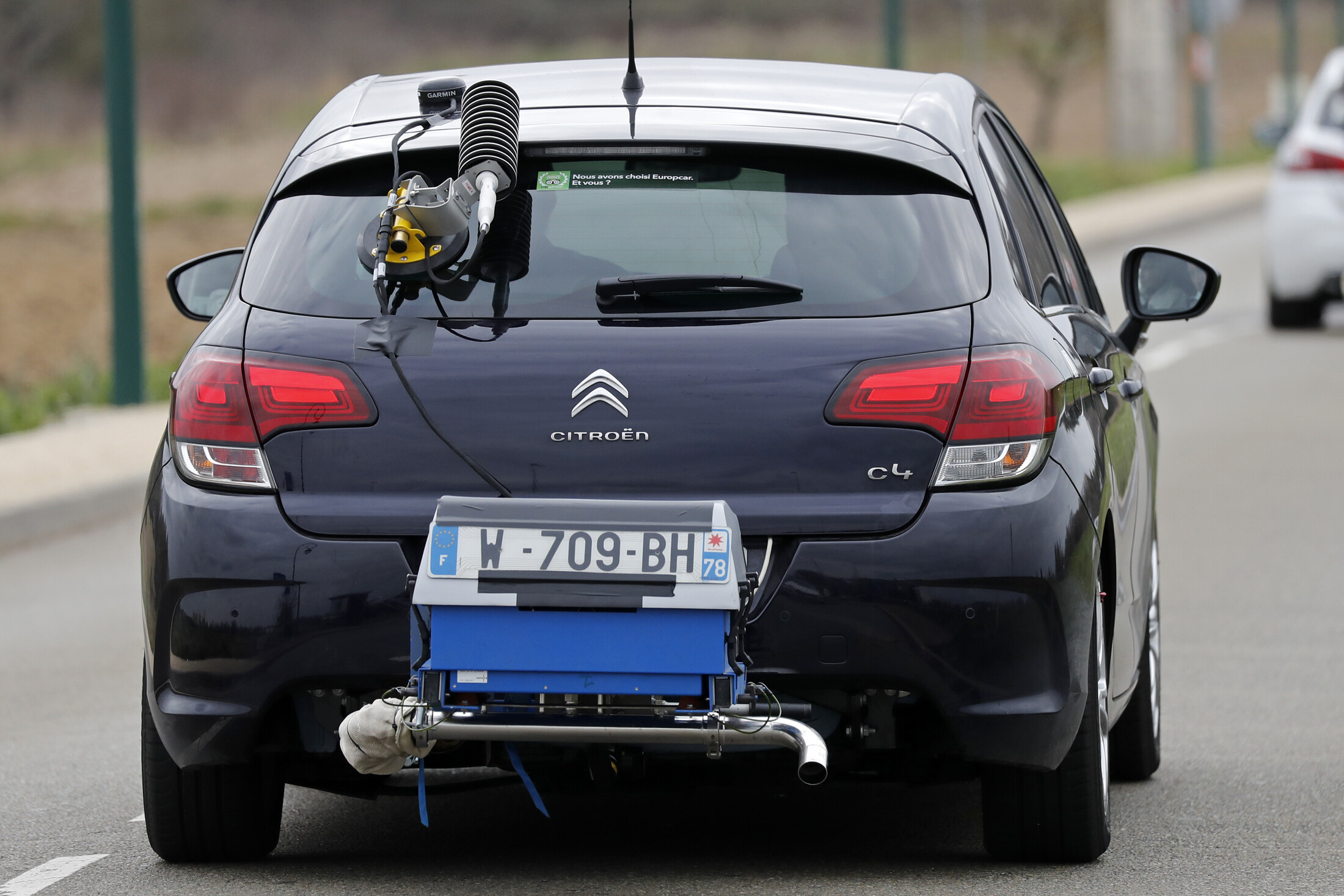 An einem Citroen C4 ist ein PEMS angebracht.