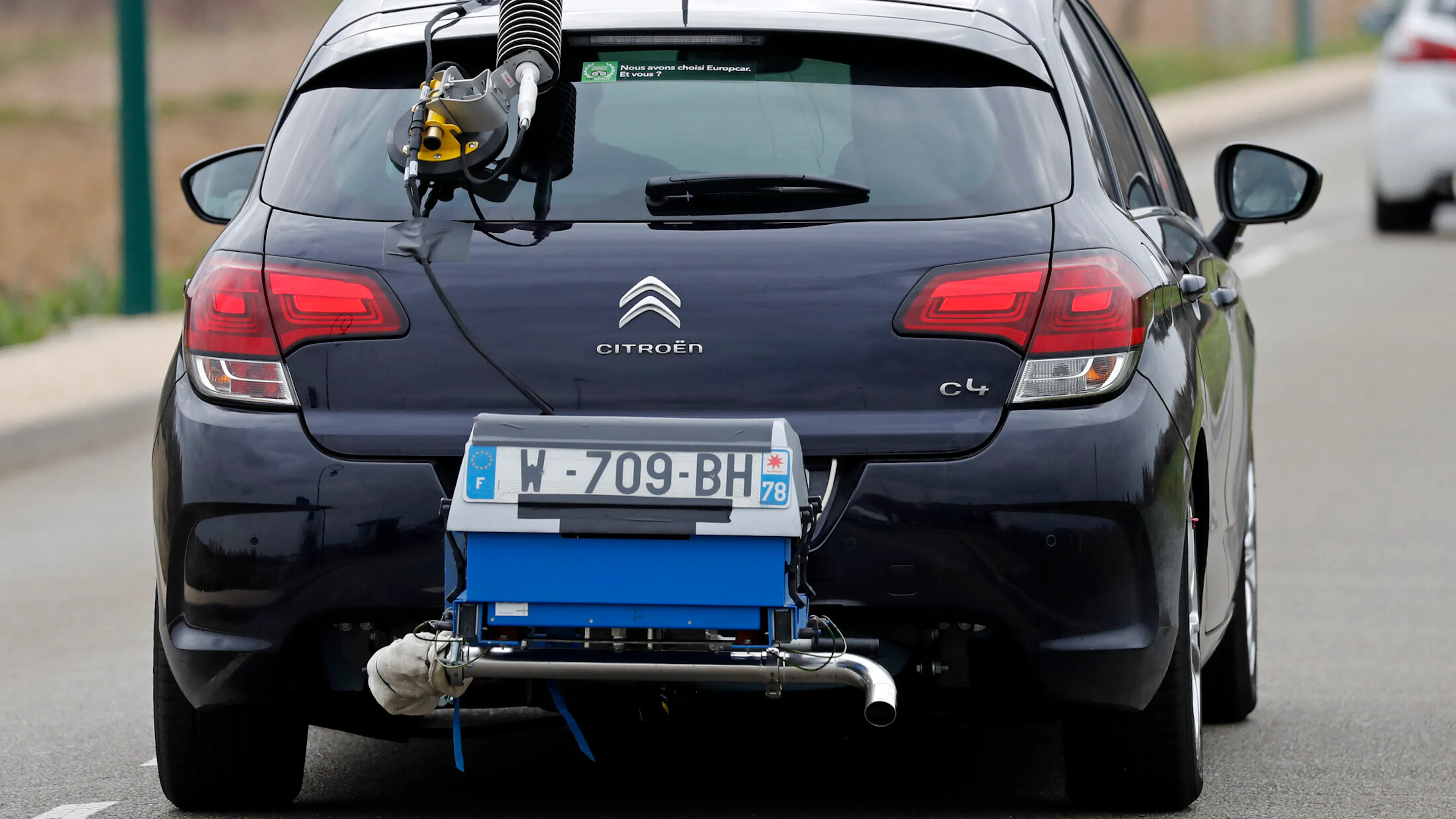 An einem Citroen C4 ist ein PEMS angebracht.
