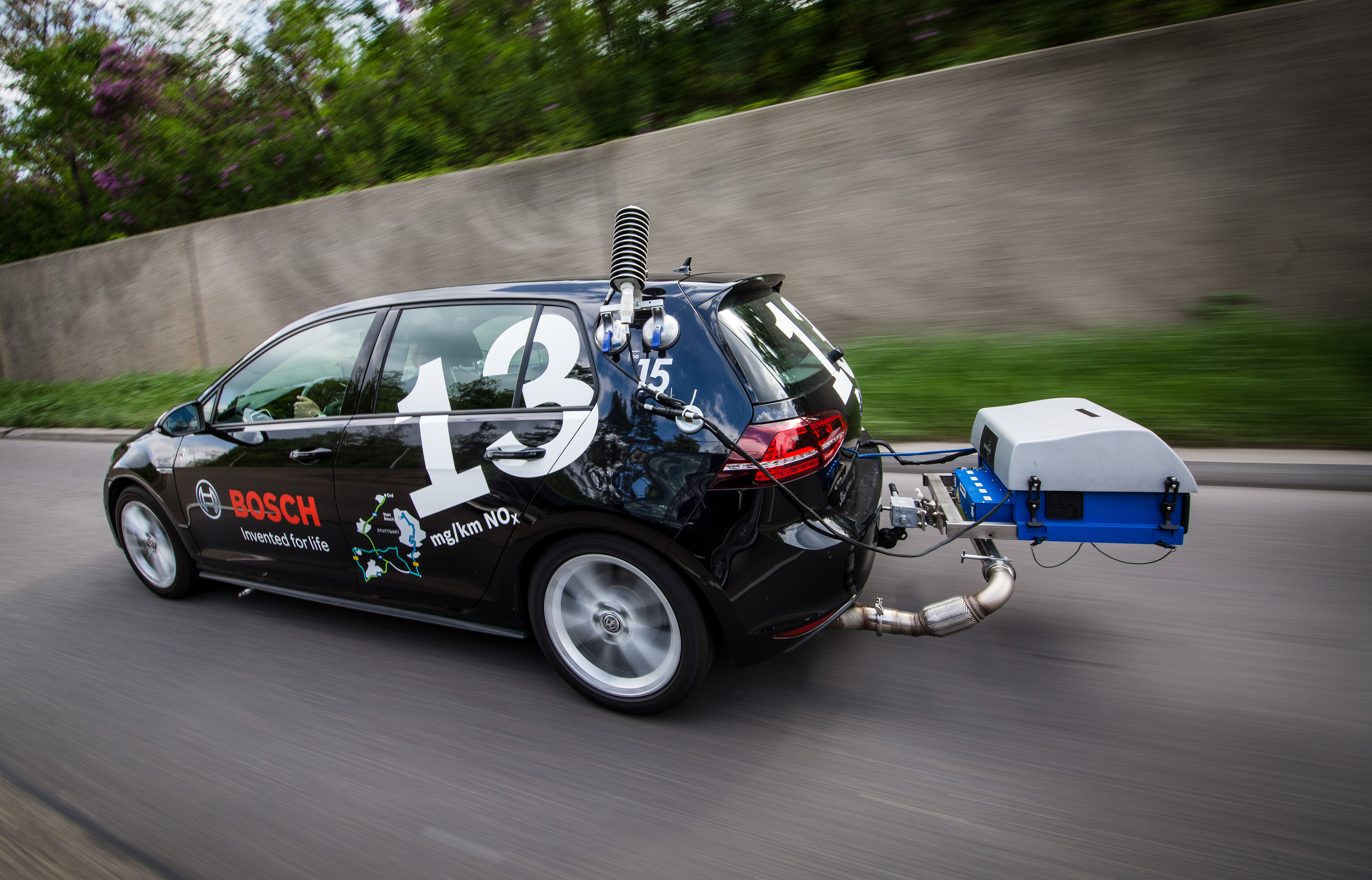 Ein Bosch-Testfahrzeug fährt auf einer Straße in Feuerbach. Das Auto ist mit einem sogenannten PEMS (Portable emissions measurement system) ausgestattet.