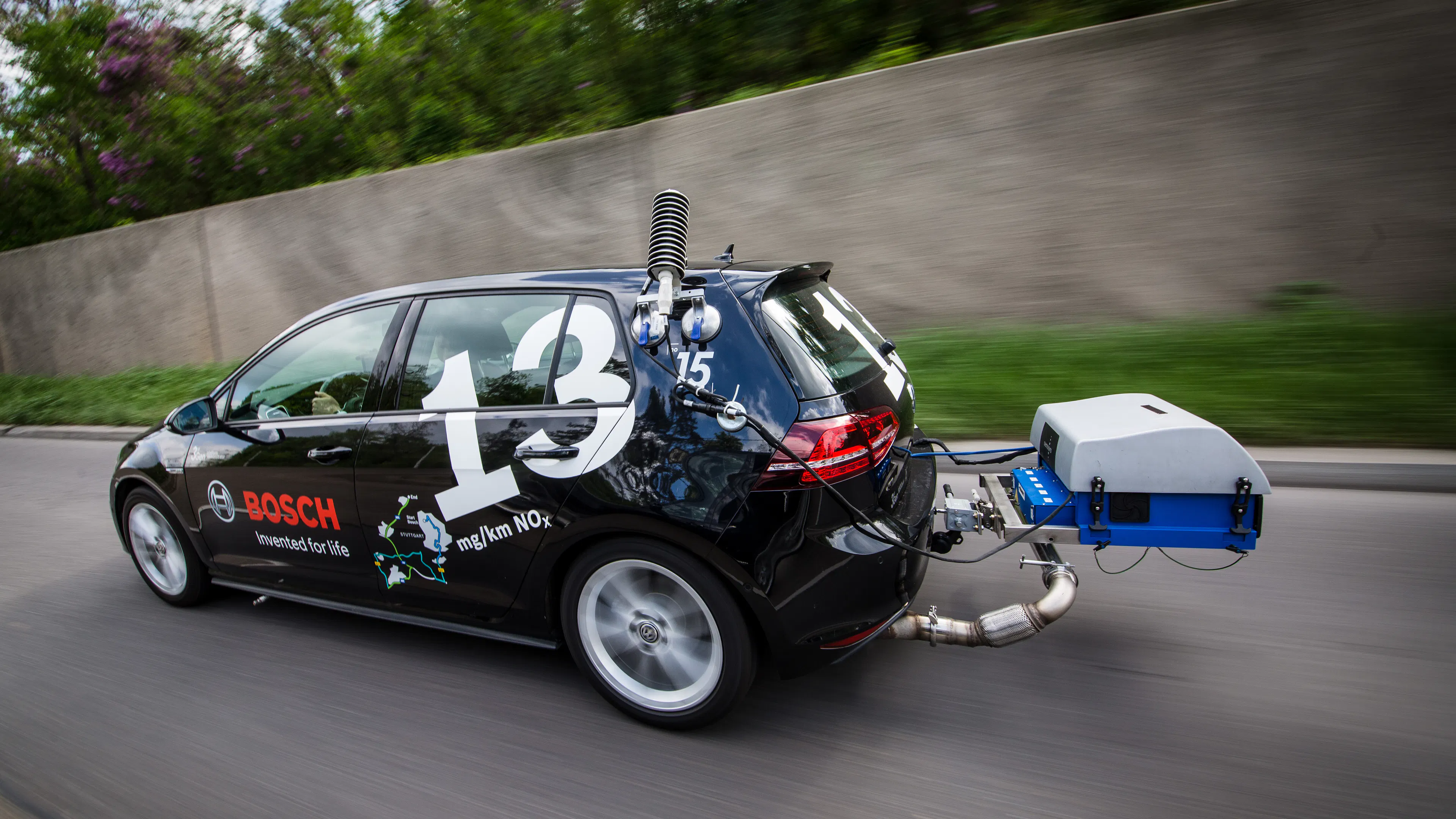 Ein Bosch-Testfahrzeug fährt auf einer Straße in Feuerbach. Das Auto ist mit einem sogenannten PEMS (Portable emissions measurement system) ausgestattet.