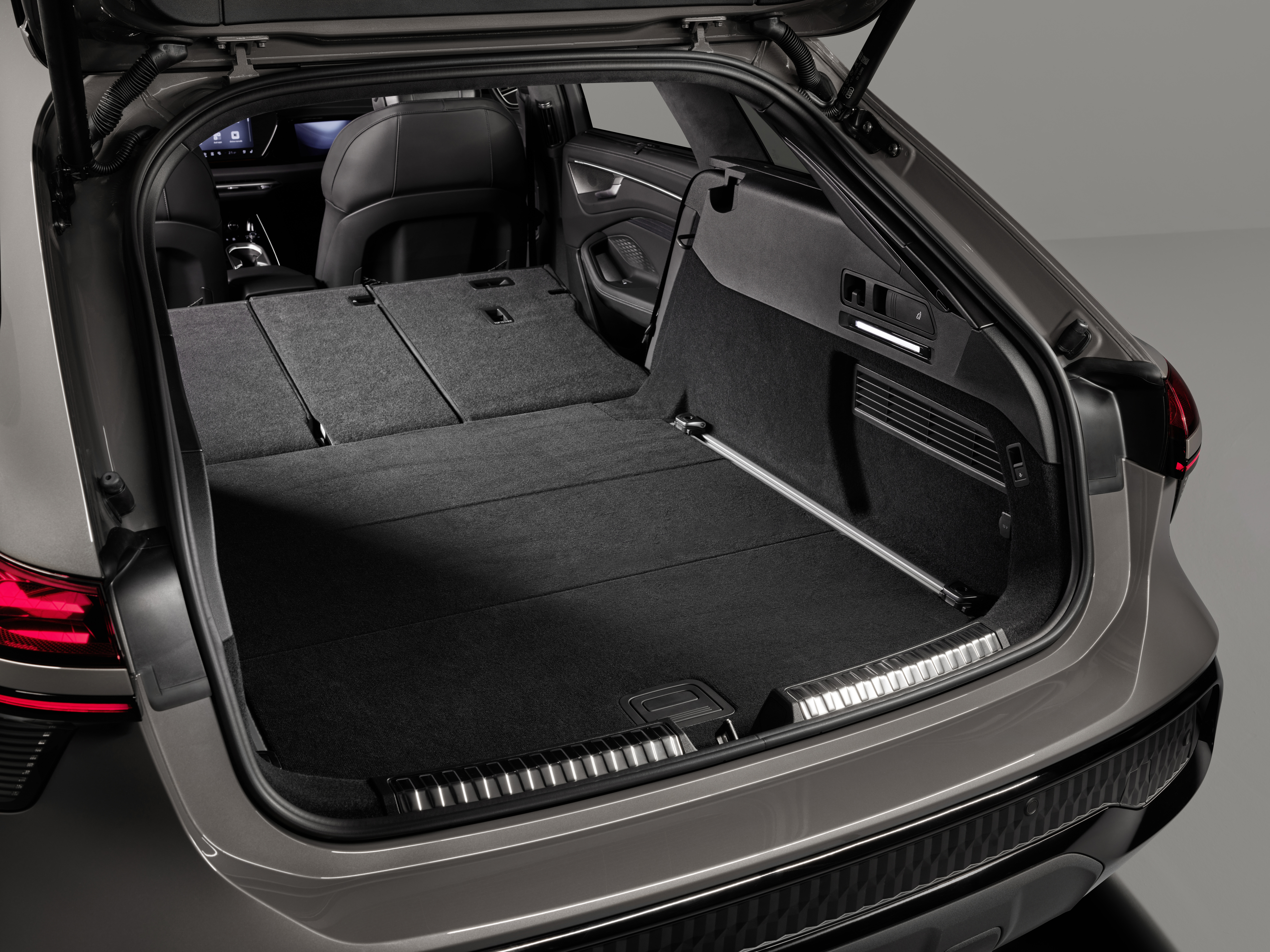 Blick auf den Kofferraum eines Audi A6 Allroad mit umgeklappten Sitzen.