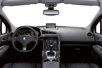 Peugeot 3008 Innenansicht mittig Studio statisch grau
