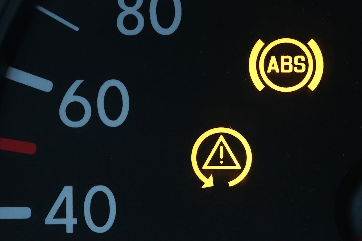 Die Warnanzeigen des Antiblockiersystems (ABS) und des Elektronischen Stabilitaetsprogramms (ESP) leuchten in einem Auto.