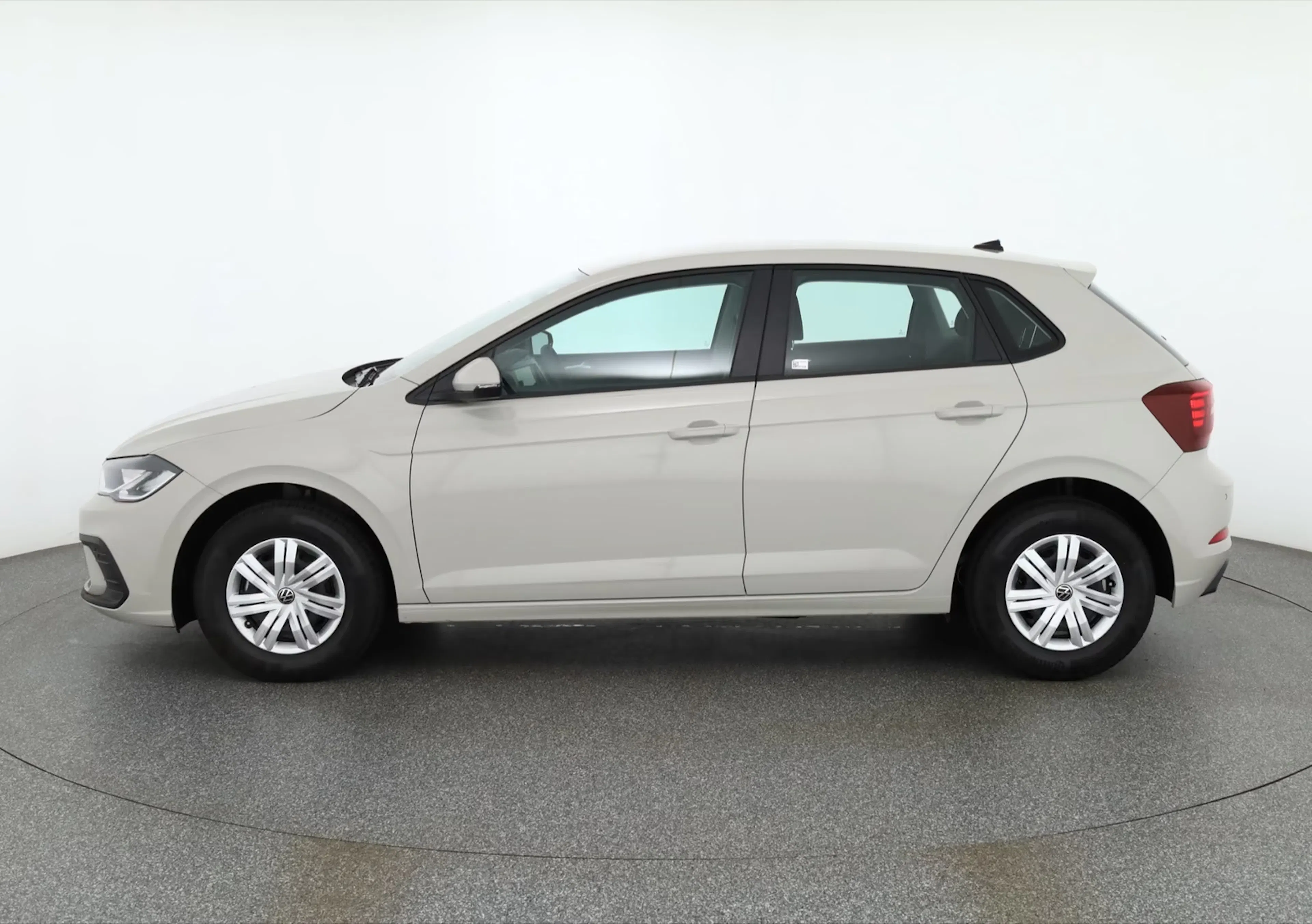 Ein grauer VW Polo steht auf einer Verkaufsfläche.