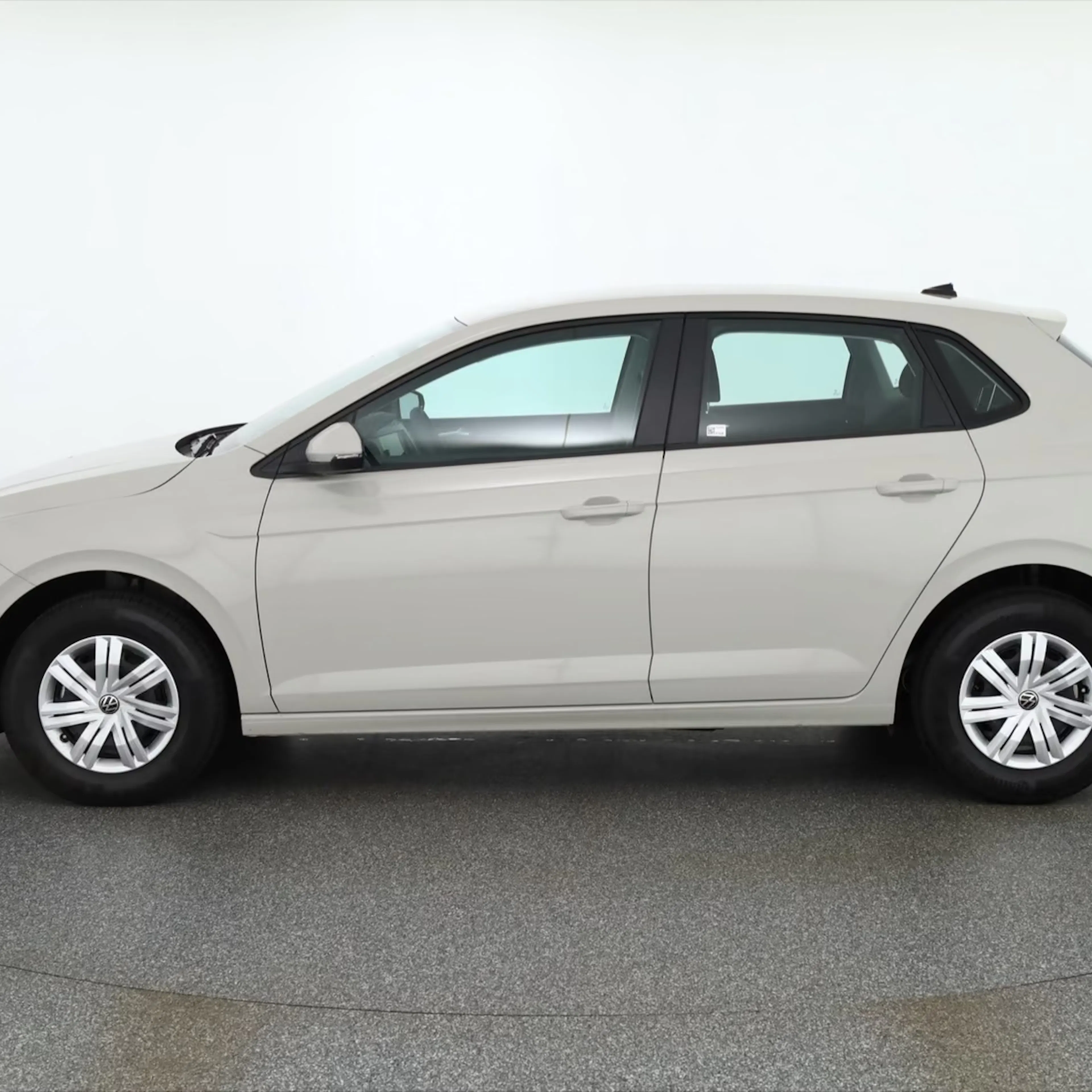 Ein grauer VW Polo steht auf einer Verkaufsfläche.