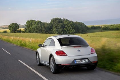 VW Beetle Aussenansicht Heck dynamisch weiss
