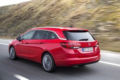 Opel Astra K Sports Tourer Aussenansicht Heck schräg dynamisch rot