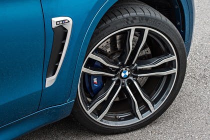 BMW X6 M F16 Aussenansicht Detail Kiemen und Felge statisch blau