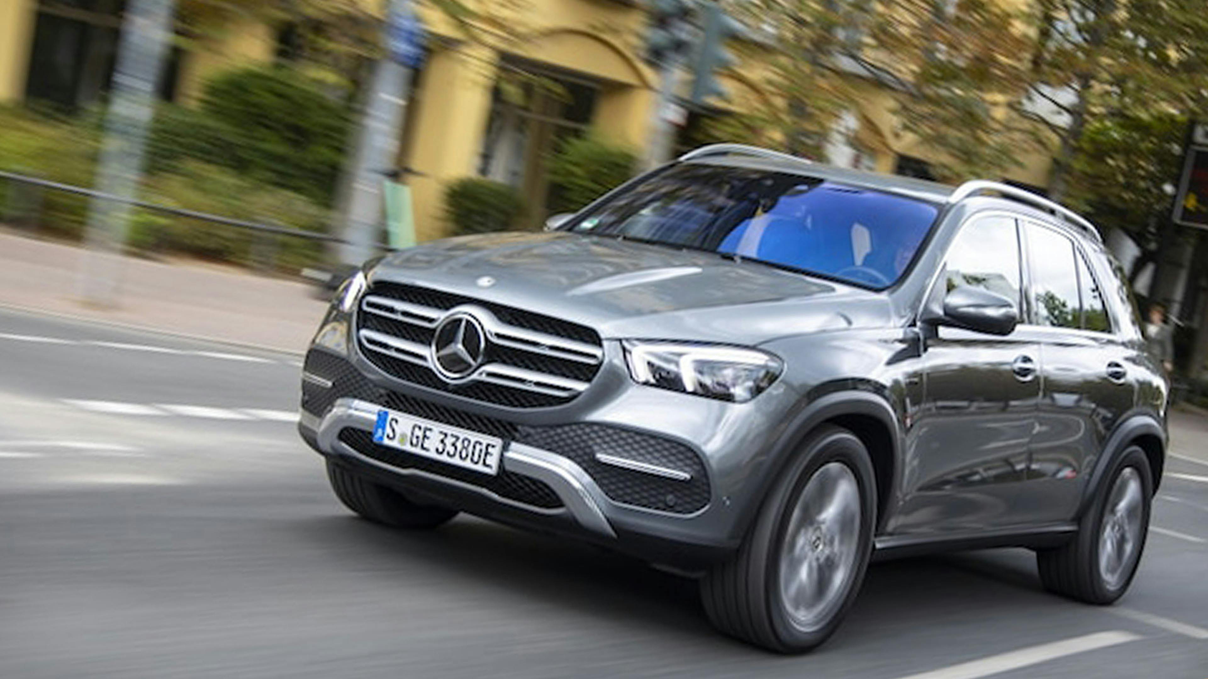 Ein silberner Mercedes-Benz GLE 350 de Diesel-Hybrid fährt durch eine urbane Kulisse