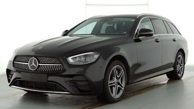 Ein schwarzer Mercedes-Benz E 300 de Diesel-Hybrid steht vor einer weißen Wand