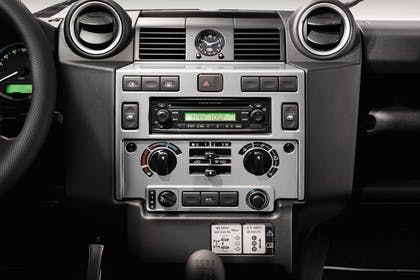 Land Rover Defender Dreitürer Studio Innenansicht Armaturenbrett statisch schwarz silber