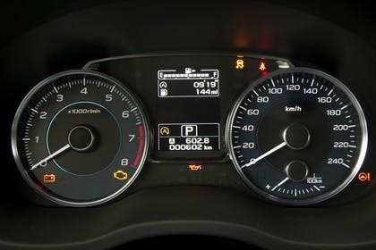 Subaru Impreza G4 Innenansicht statisch Stuio Detail Tacho