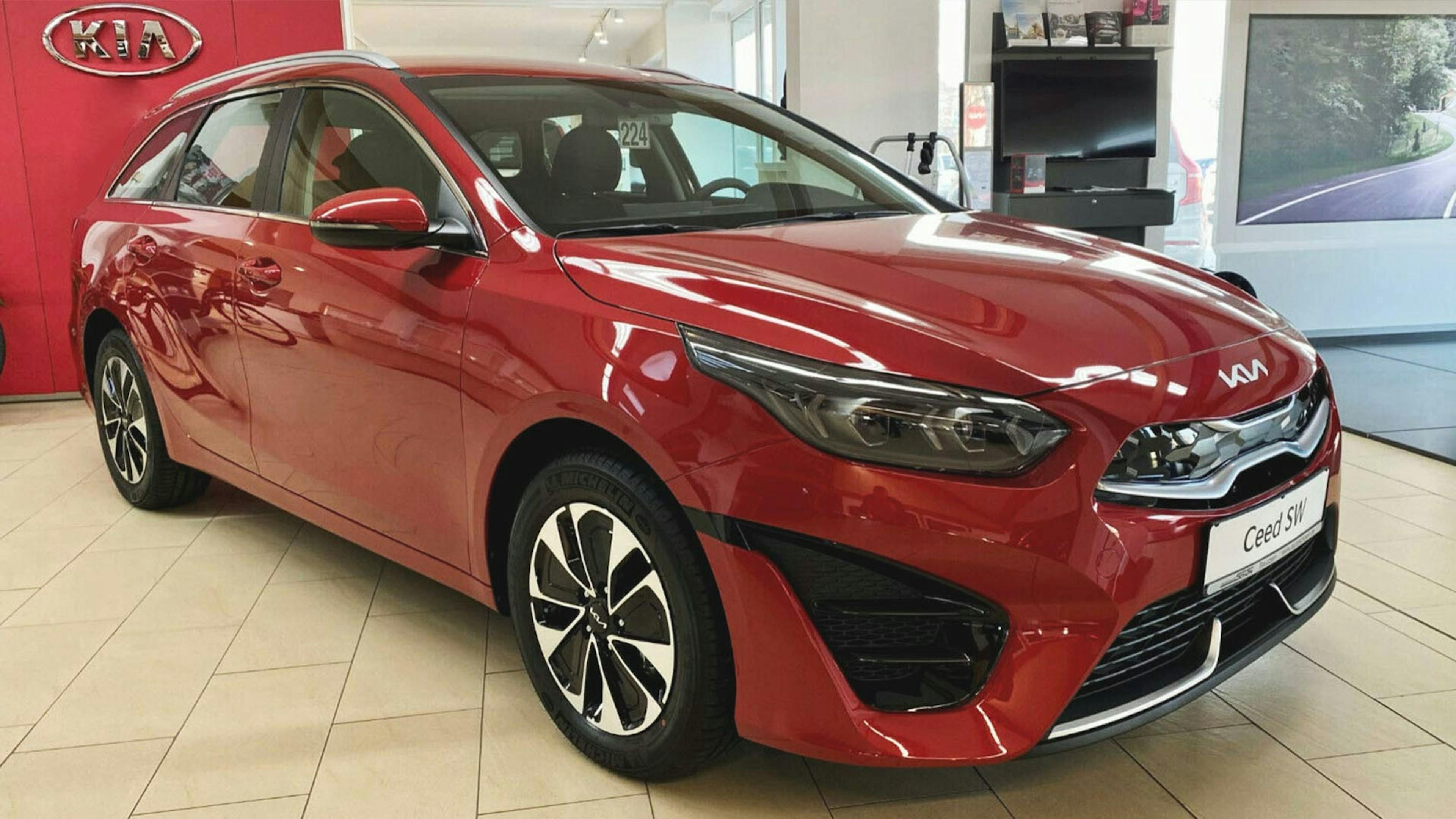 Ein roter Kia Ceed steht in einem Autohaus.