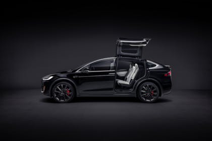 Tesla Model X Aussenansicht Seite statisch Studio schwarz