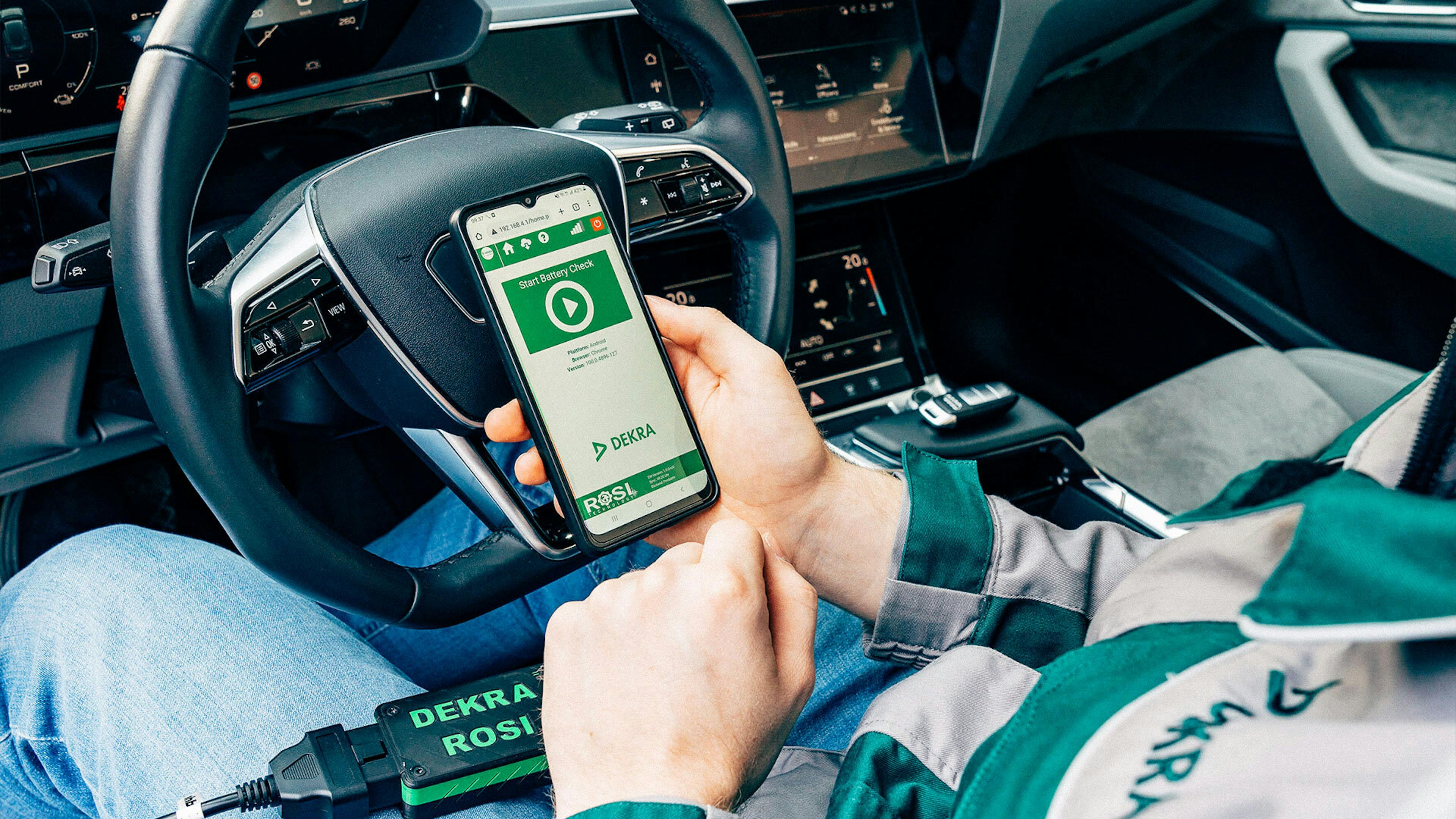 Dekra Mitarbeiter mit smartphone 