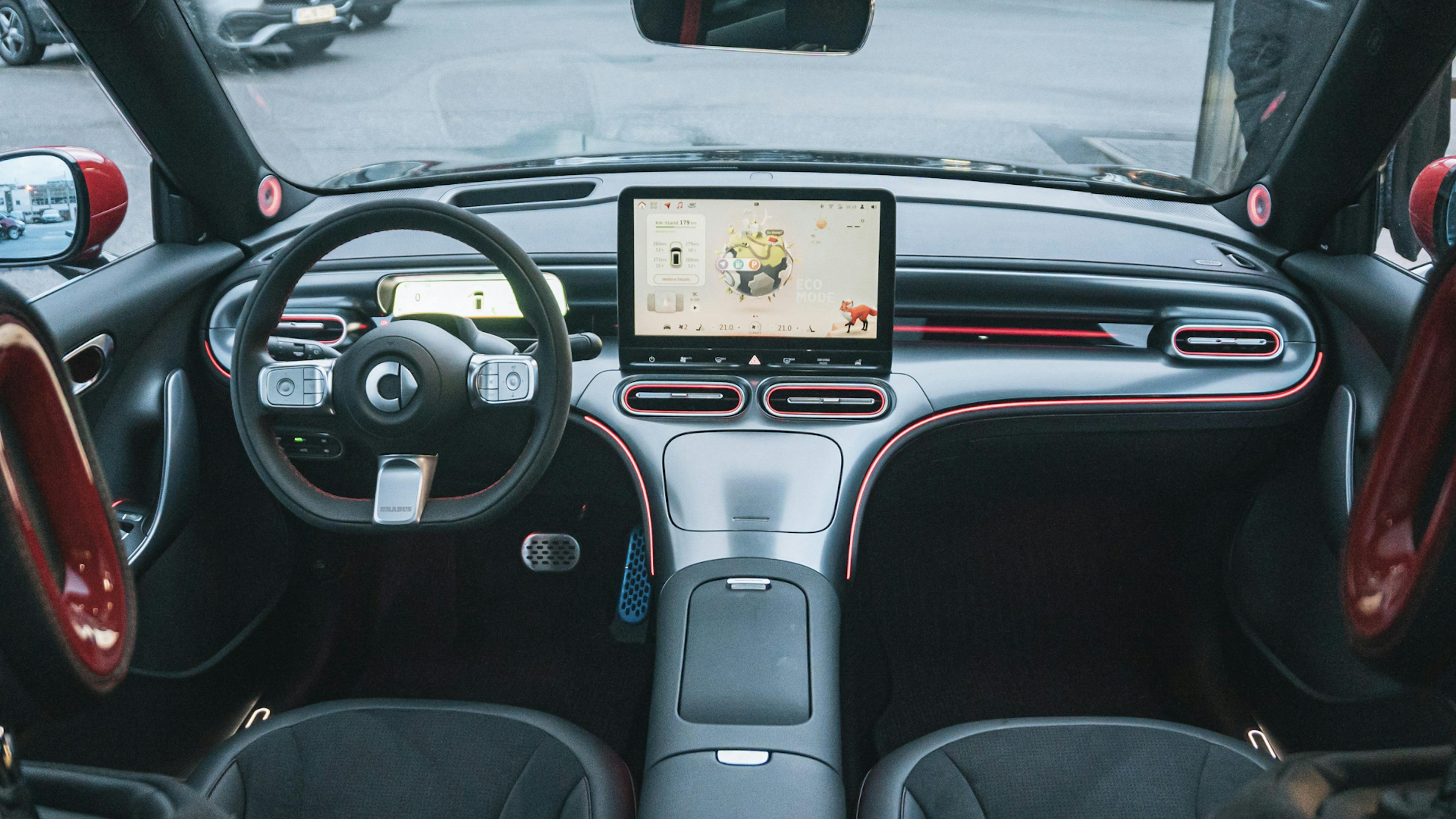 Der Innenraum und die Armatur eines Smart #1 Brabus aus der Sicht der Rückbank. 