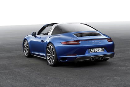 Porsche 911 Targa 4S 991.2 Aussenansicht Heck schräg statisch Studio blau