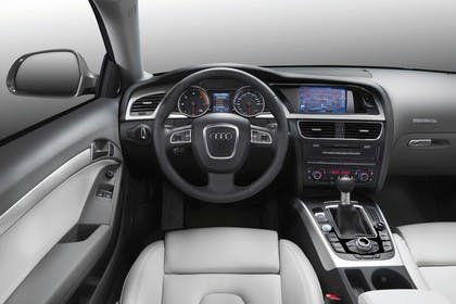 Audi A5 Facelift Coupe Innenansicht Fahrerposition Studio statisch grau