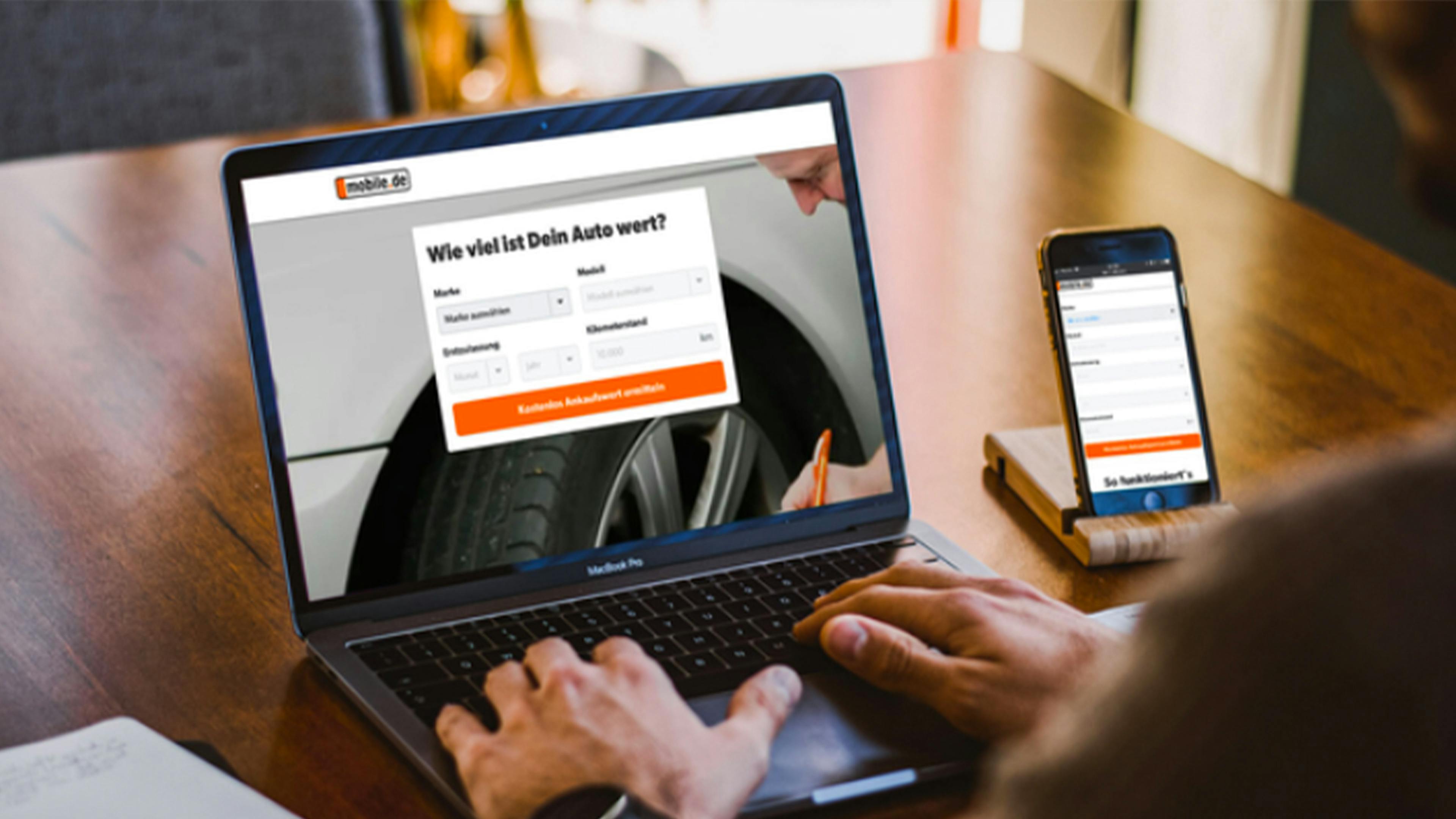 Ein Mann ermittelt den Wert seines Gebrauchtwagens auf mobile.de