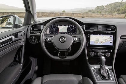 VW Golf 7 Alltrack Variant Innenansicht Fahrerposition statisch schwarz