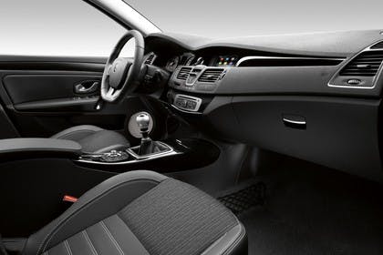 Renault Laguna Limousine T Facelift Innenansicht statisch Studio Vordersitze und Armaturenbrett beifahrerseitig