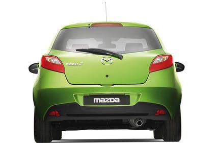 Mazda 2 DE Aussenansicht Studio Heck statisch grün