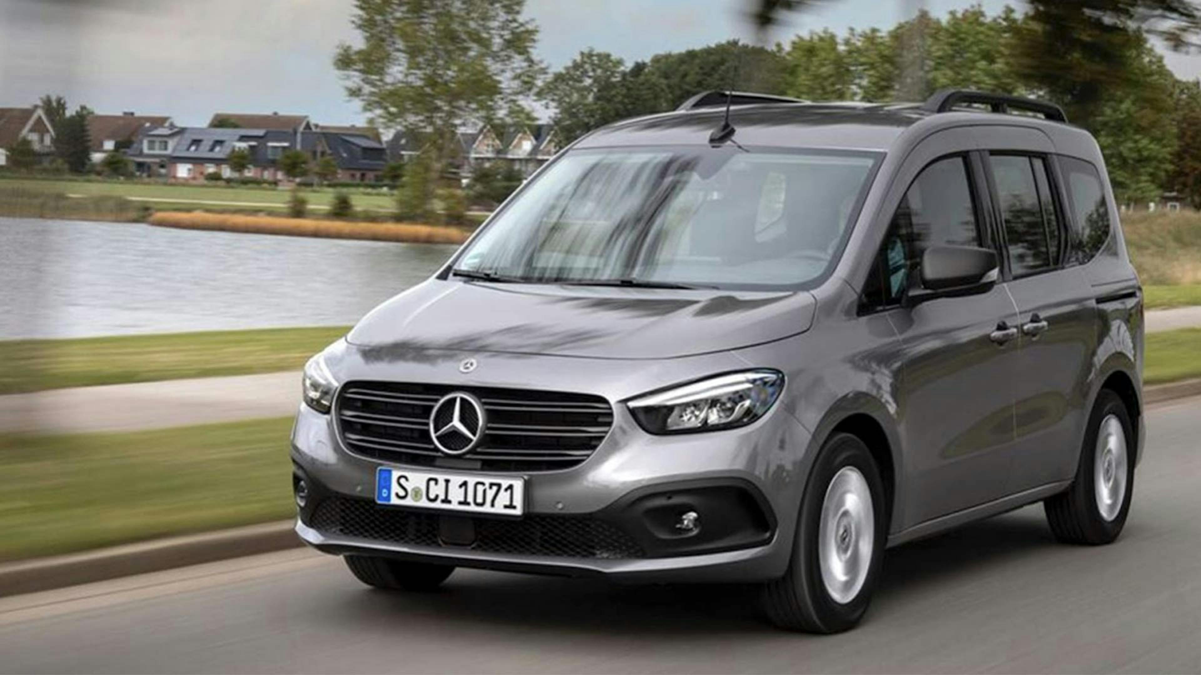 Ein grauer Mercedes-Benz Citan Tourer Hochdachkombi fährt an einem See vorbei.