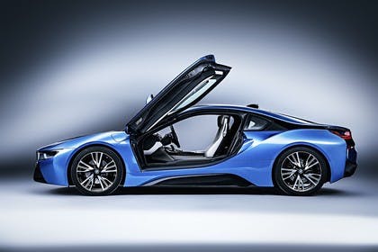 BMW i8 Aussenansicht Seite Türen offen Studio statisch blau