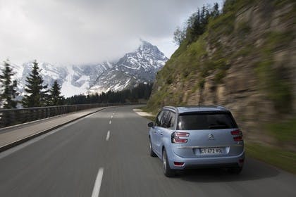 Citroën Grand C4 Picasso 2 Aussenansicht Heck schräg dynamisch blau