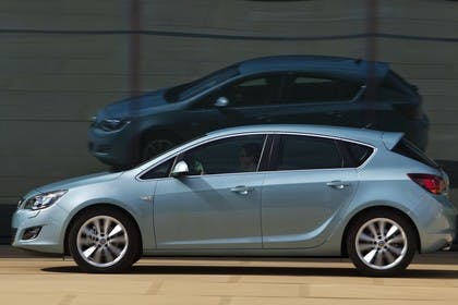 Opel Astra J Aussenansicht Seite dynamisch hellblau