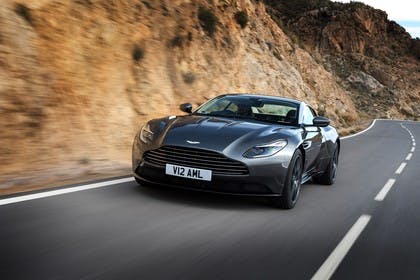 Aston Martin DB11 Aussenansicht Front schräg dynamisch grau
