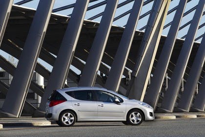 Peugeot 207 SW W Facelift Aussenansicht Seite schräg statisch silber