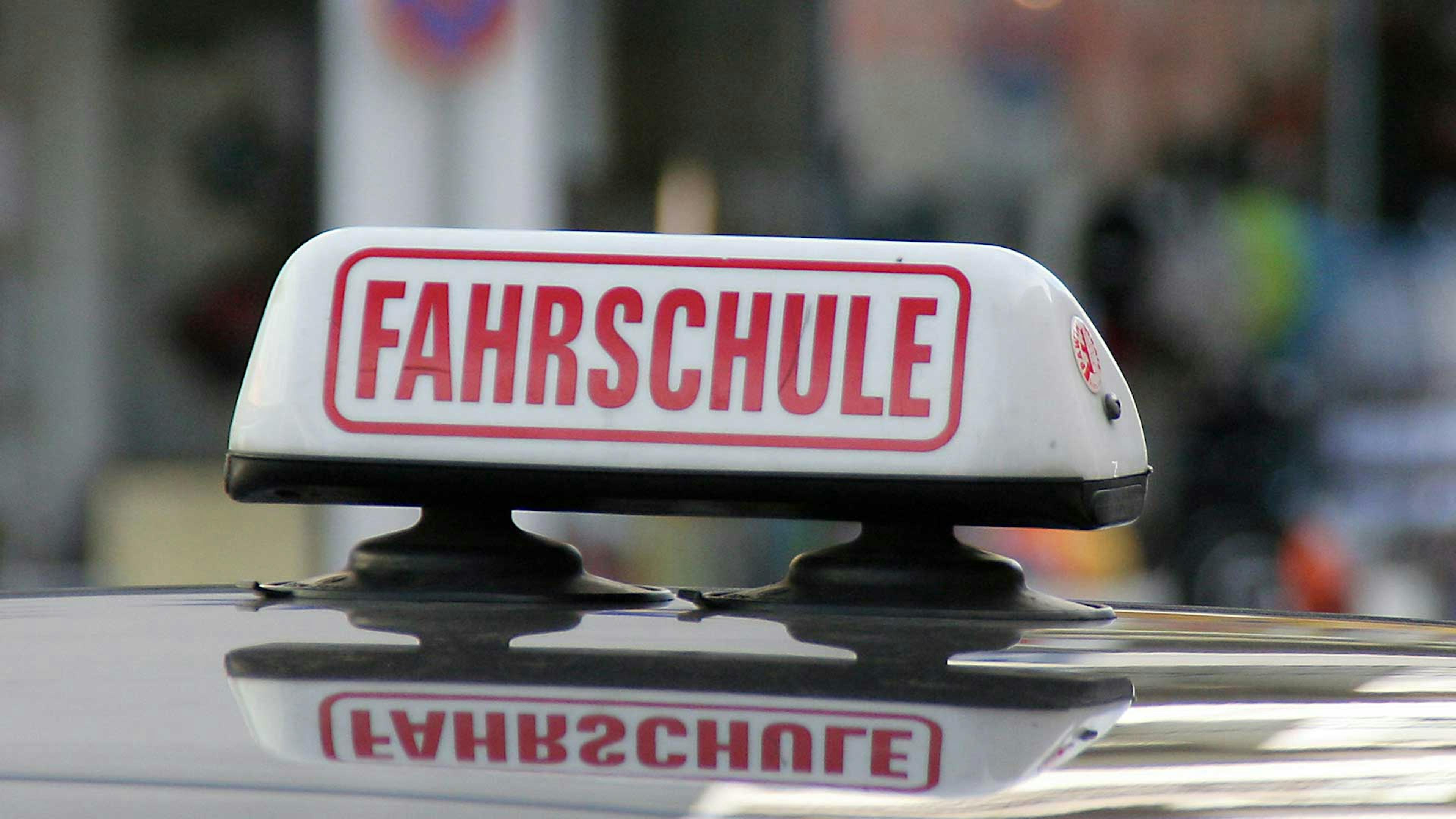 Nahaufnahme eines Pkws einer Fahrschule