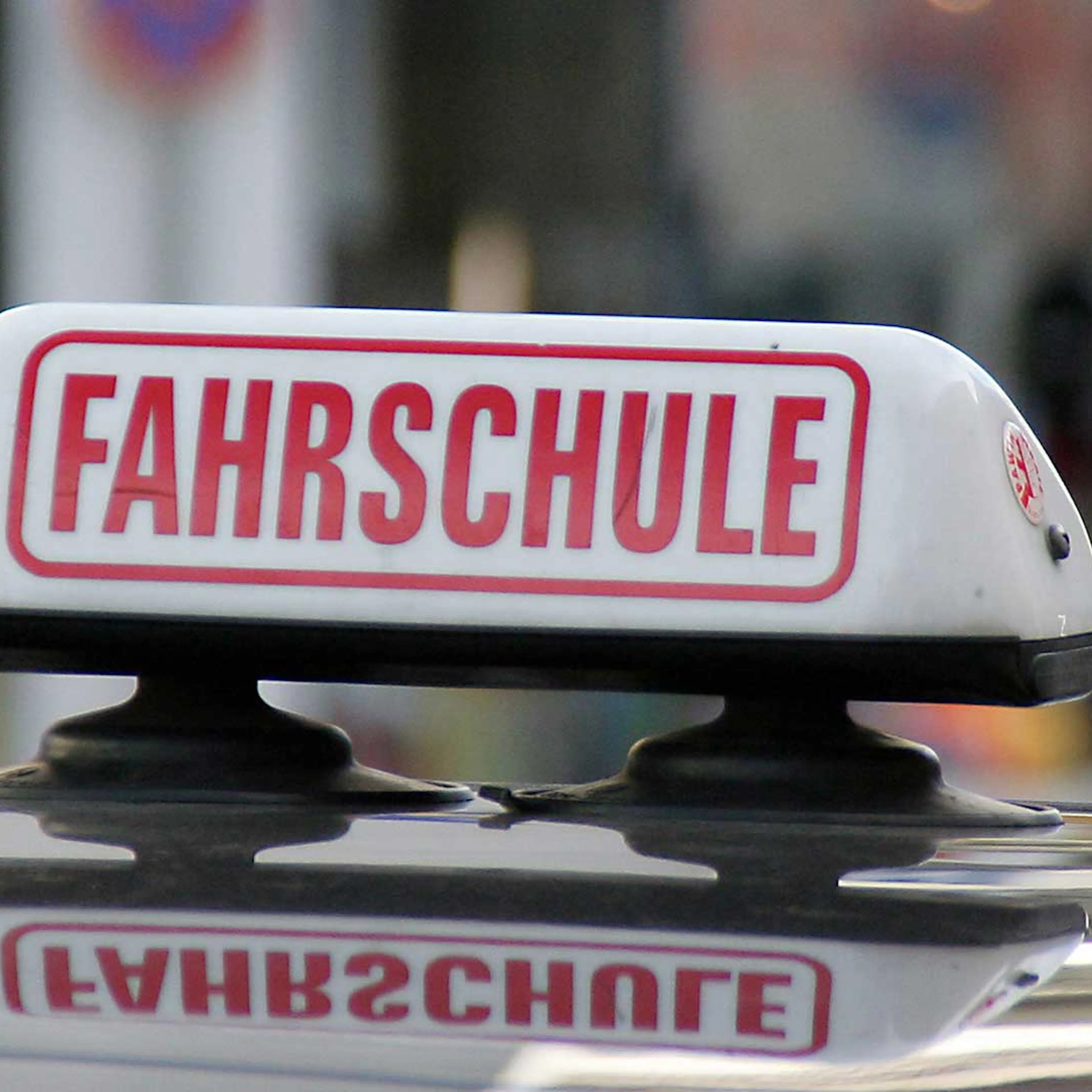 Nahaufnahme eines Pkws einer Fahrschule