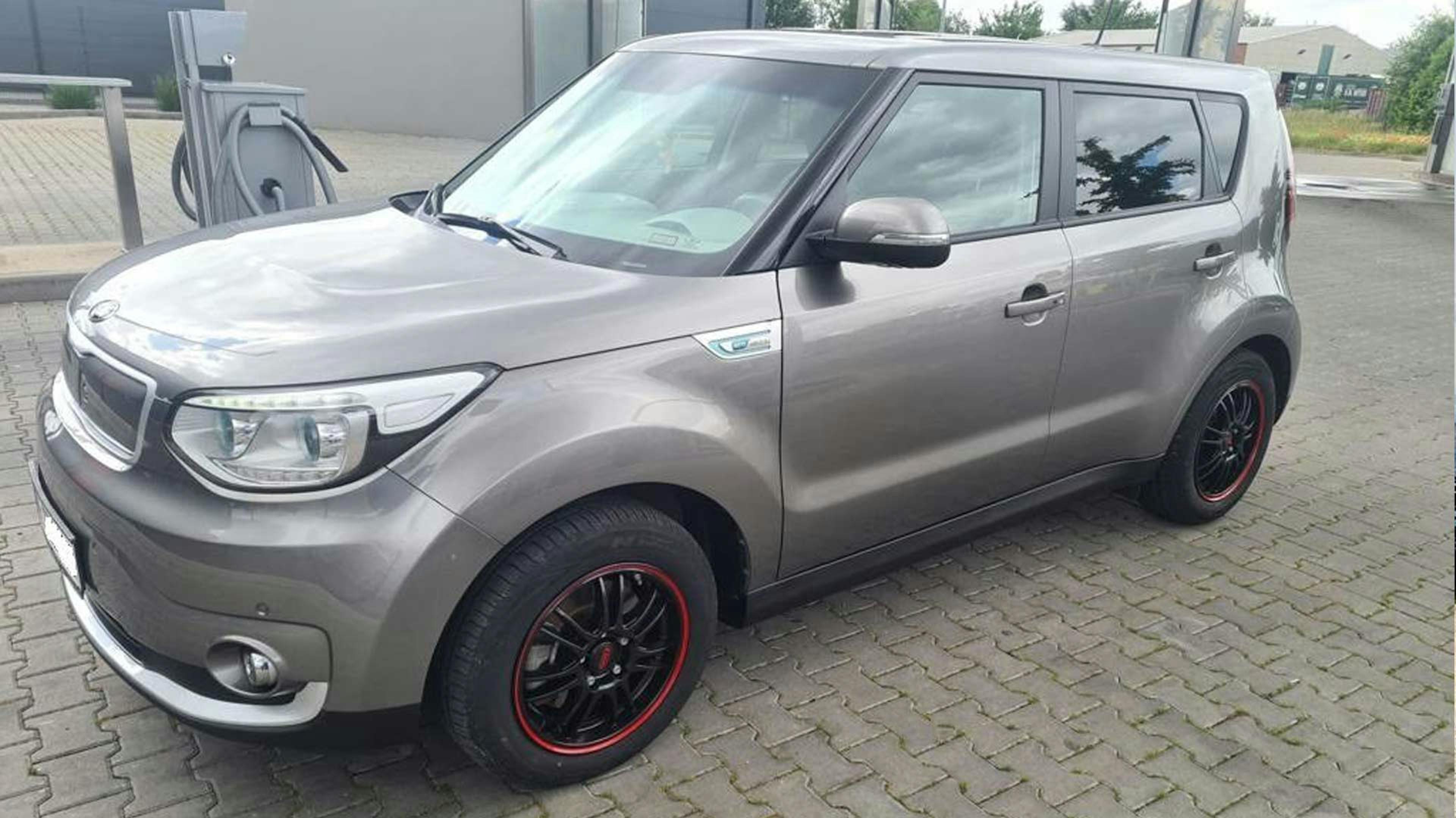 Ein grauer Kia Soul EV steht auf einem Parkplatz.