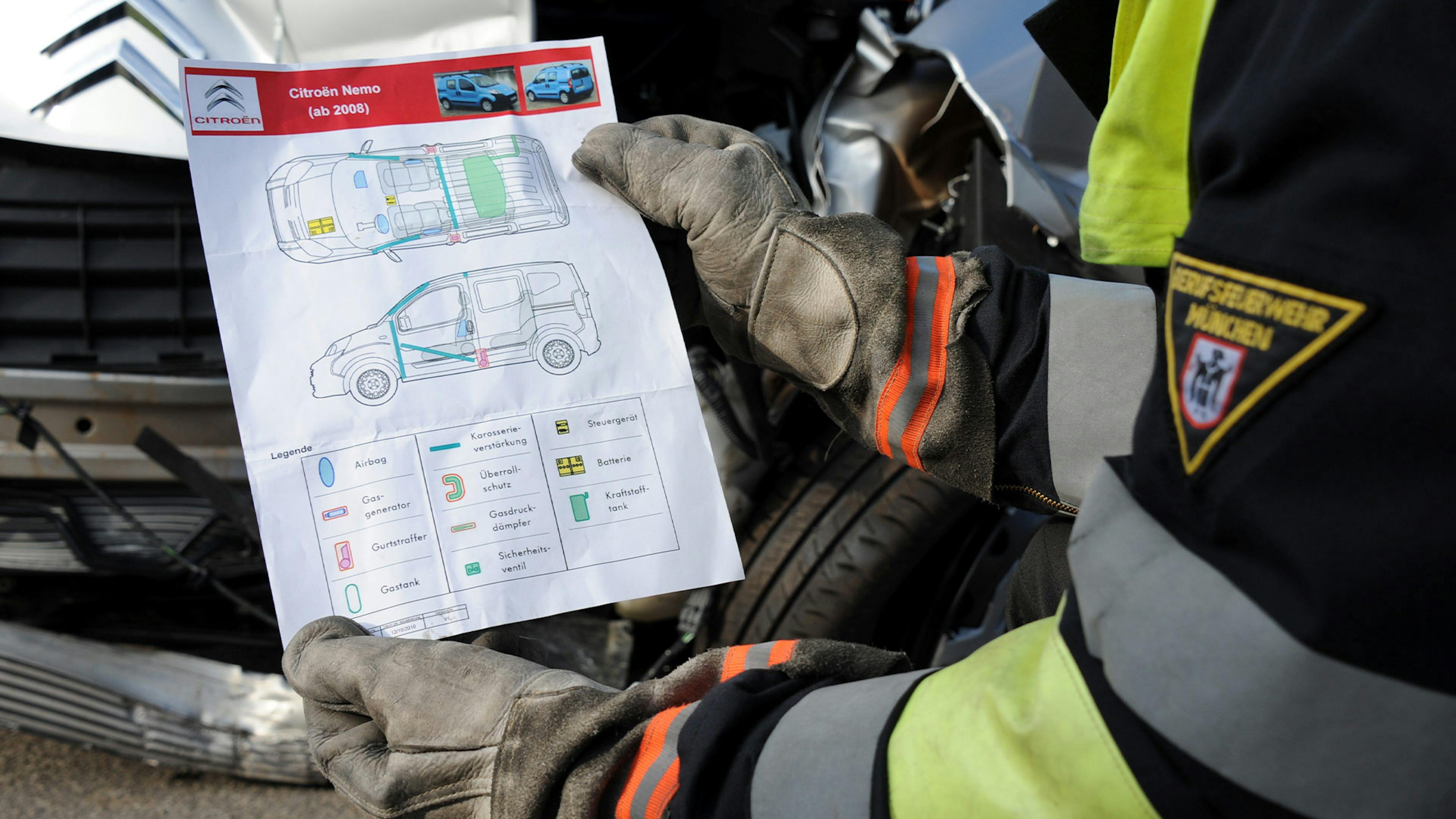 Ein Feuerwehrmann hält eine Rettungskarte in der Hand.