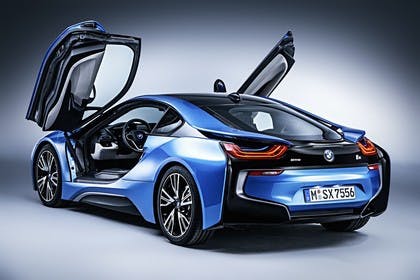 BMW i8 Aussenansicht Heck schräg Türen offen statisch blau