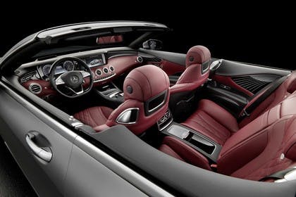 Mercedes-Benz S-Klasse Cabriolet A207 Innenansicht statisch Studio Rücksitze Vordersitze und Armaturenbrett
