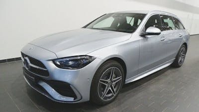 Ein silberner Mercedes C 300 e Plug-in-Hybrid steht vor einer weißen Wand
