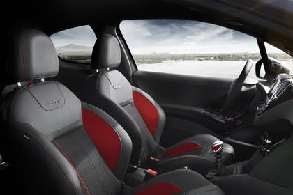 Peugeot 208 GTi A9 Innenansicht statisch Vordersitze und Armaturenbrett beifahrerseitig