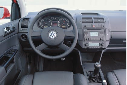 VW Polo 9N Fünftürer Innenansicht Vordersitze und Armaturenbrett fahrerseitig